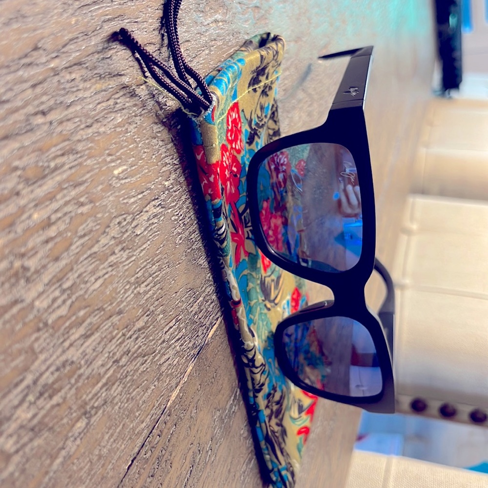 Maui Jim sunglasses. Like new condition